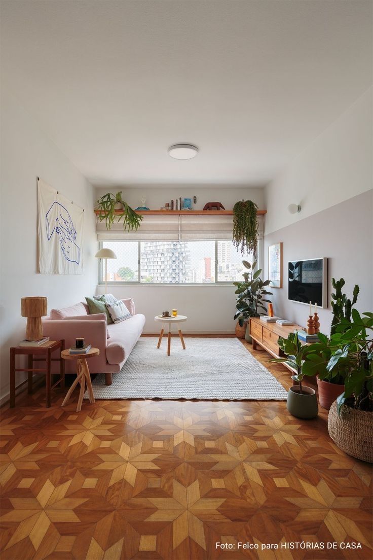 Apartamento antigo com piso de taco em paginação autoral com padrão complexo em formas de estr...