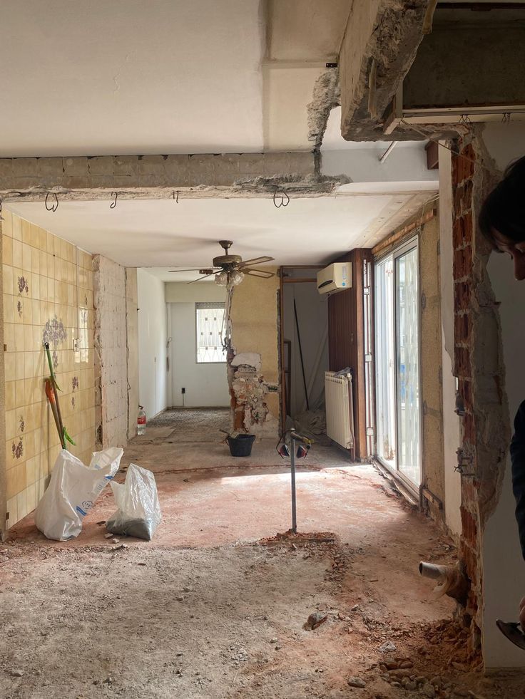 Apartamento antigo em obras em fase de demolição, com todas as paredes abertas e pisos recém demolidos