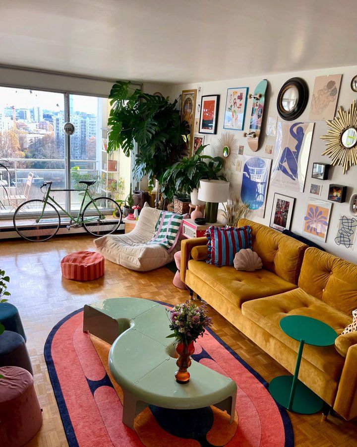 Apartamento com muitos objetos e quadros nas paredes no estilo maximalista com tapetes e sofa col...