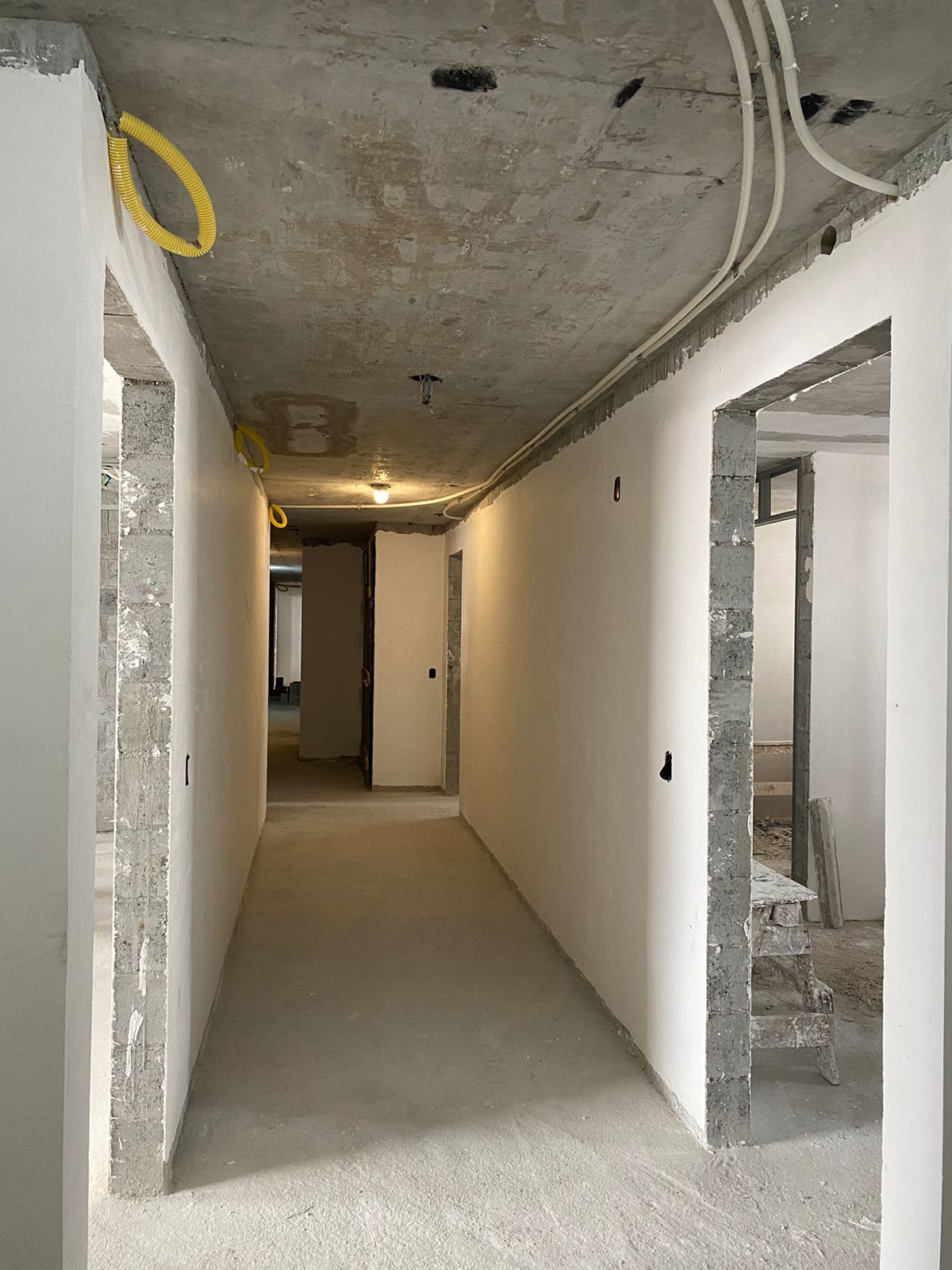 Apartamento entregue após construtora finalizar contrapiso para o cliente realizar a obra