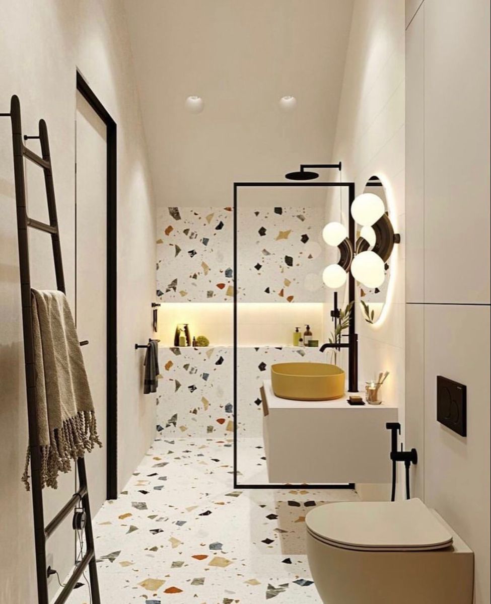 Banheiro com piso e paredes em granilite branco com graos grandes como cacos em cores variadas