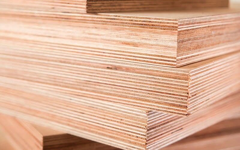 Chapas de compensado naval mostrando as multicamadas que conferem resistência