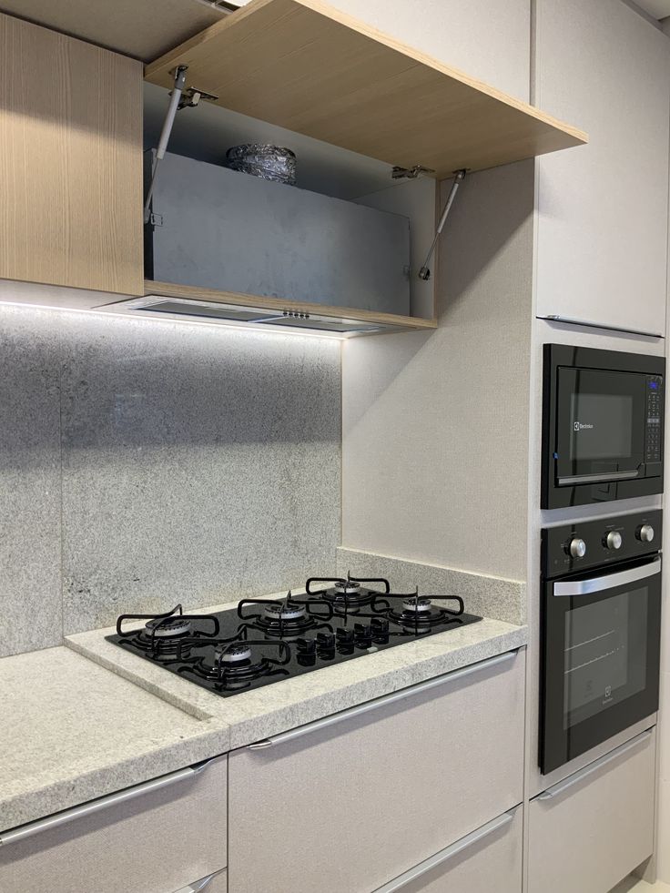 Coifa de embutir invisivel com armario basculante mostrando instalação por dentro do movel