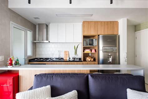 Cozinha aberta com iluminação natural