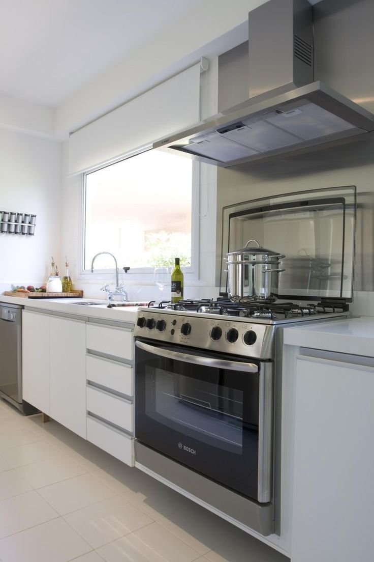 Cozinha branca com forno embutido inox