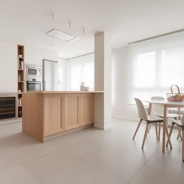 Cozinha com porcelanato bege e juntas em greige com destaque na marcenaria