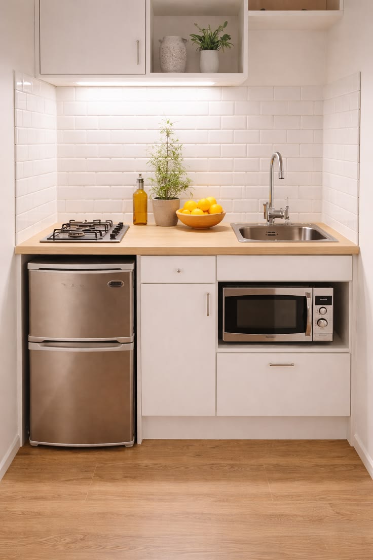 Cozinha micro com frigobar e forno microondas na parte inferior