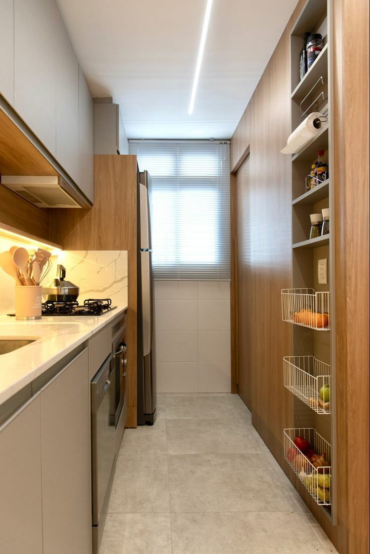 Cozinha paralela com prateleiras e despensas em todo um lado aproveitando espaço vertical