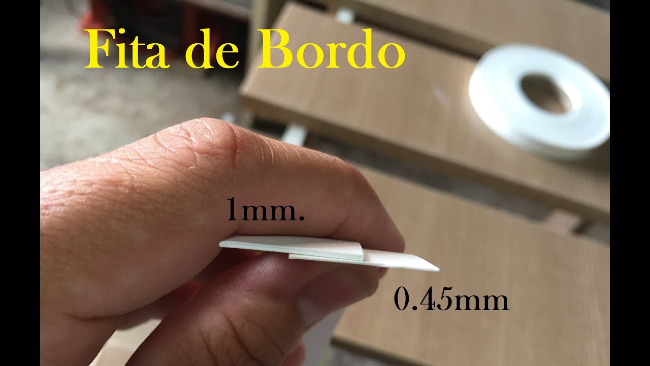 Fitas de borda reais de 1mm e 0,45mm lado a lado comparando suas espessuras