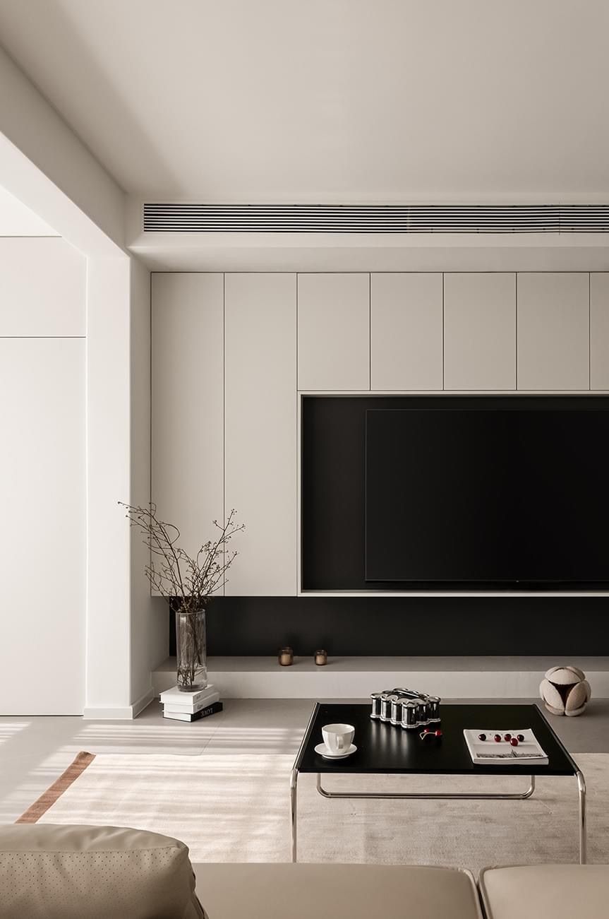 Home theather explorando o classico preto e branco na marcenaria e tapetes