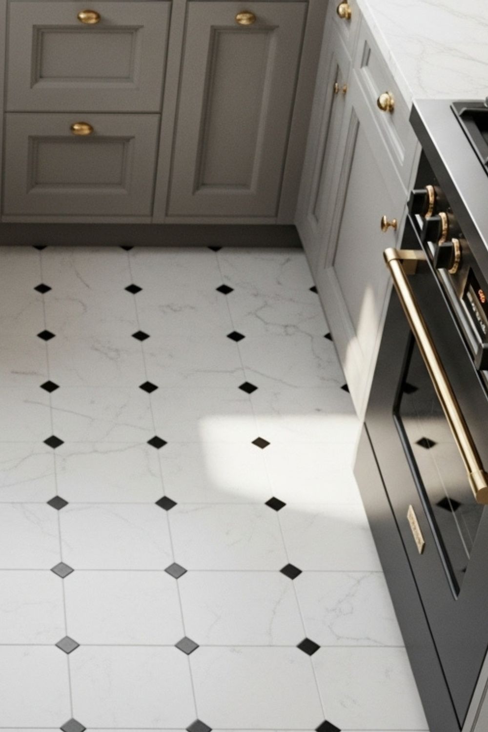 Ladrilho hidraulico classico com peças quadradas brancas e azuis em padrao geometrico