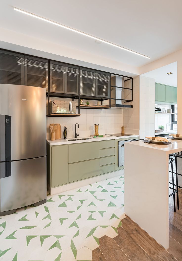 Ladrilho hidraulico no branco com simples triangulos verdes em padrao discreto