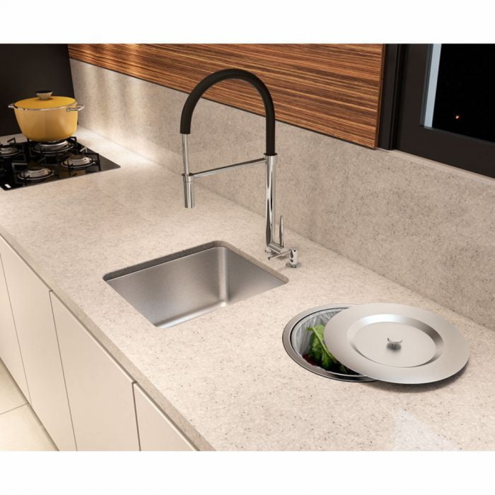 Lixeira de embutir no tampo com estrutura em inox, posicionada próxima à bancada de preparo