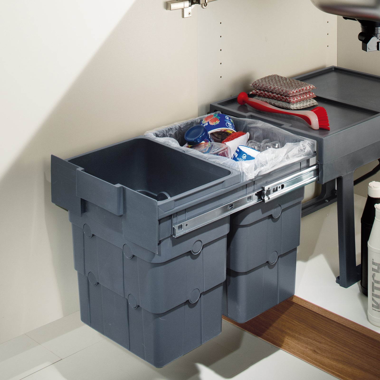 Lixeira de embutir com estrutura em plástico e inox dentro do gabinete