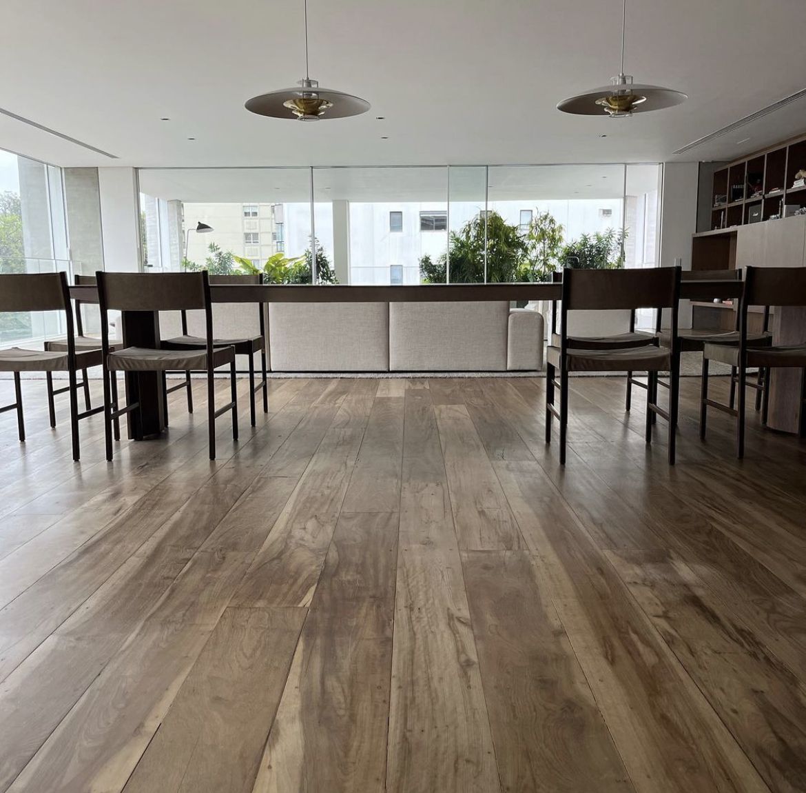 Madeira de demolição em tom acinzentado com réguas largas com grandes diferenças de tonalidad...