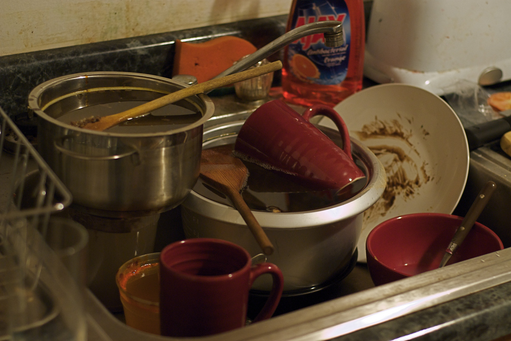 Pia cheia de louça engordurada e suja