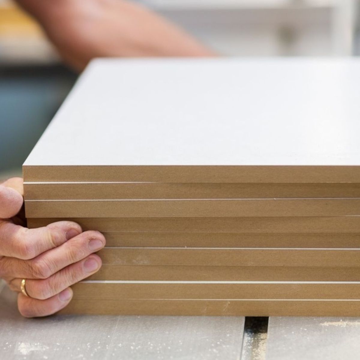 pilhas de chapa mdf sem bordas, mostrando a composição do substrato mais denso