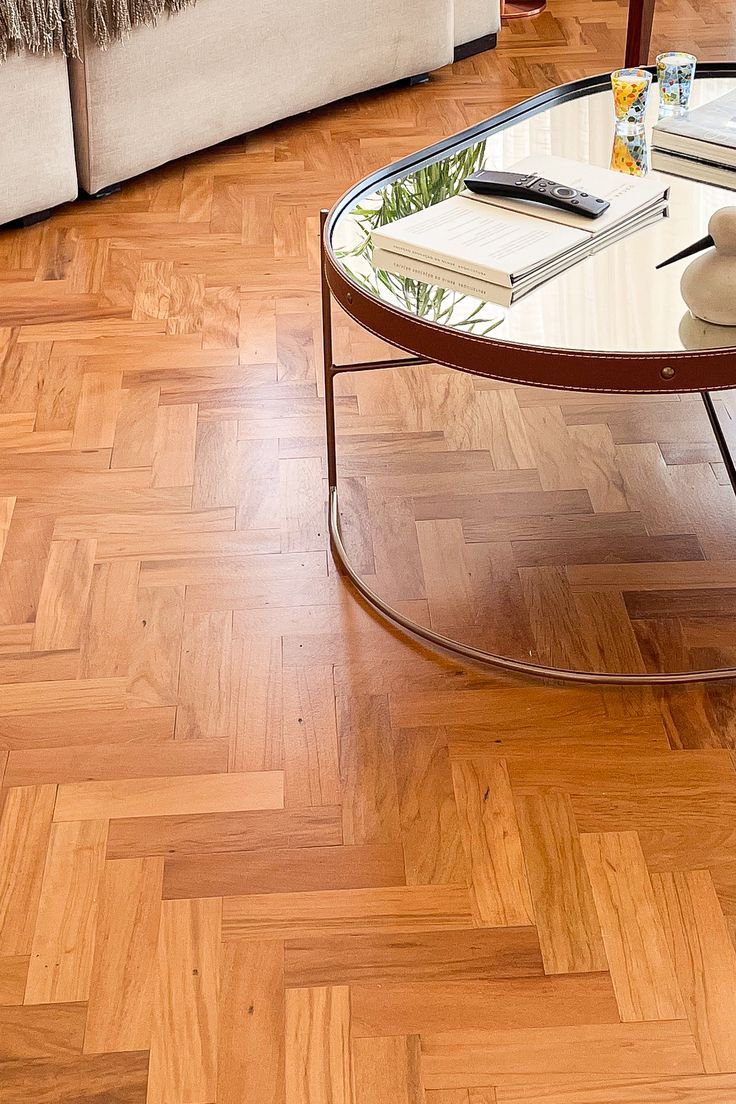 Piso de Taco de madeira tom mel com paginação perpendicular escama de peixe