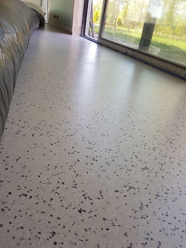 Piso vinílico com padrão de granilite estilo paviflex