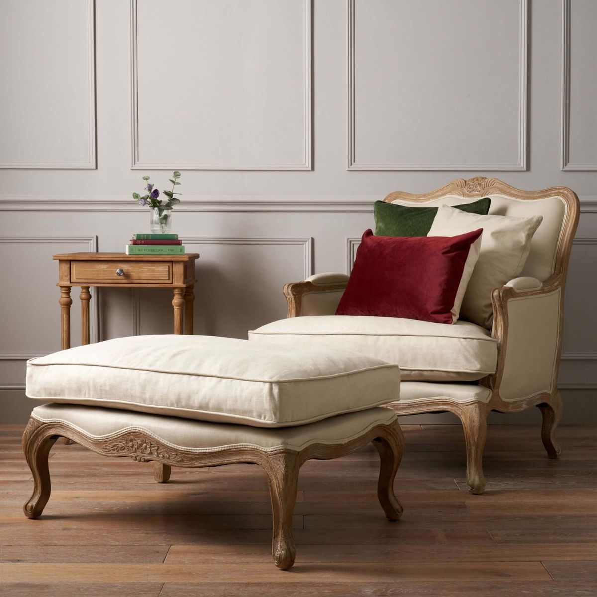 Poltrona e puff com pernas cabriole estilo provençal tecido claro