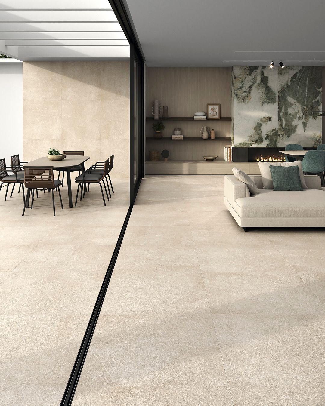 Porcelanato creme com peças quadradas médias imitando uma textura de pedra natural