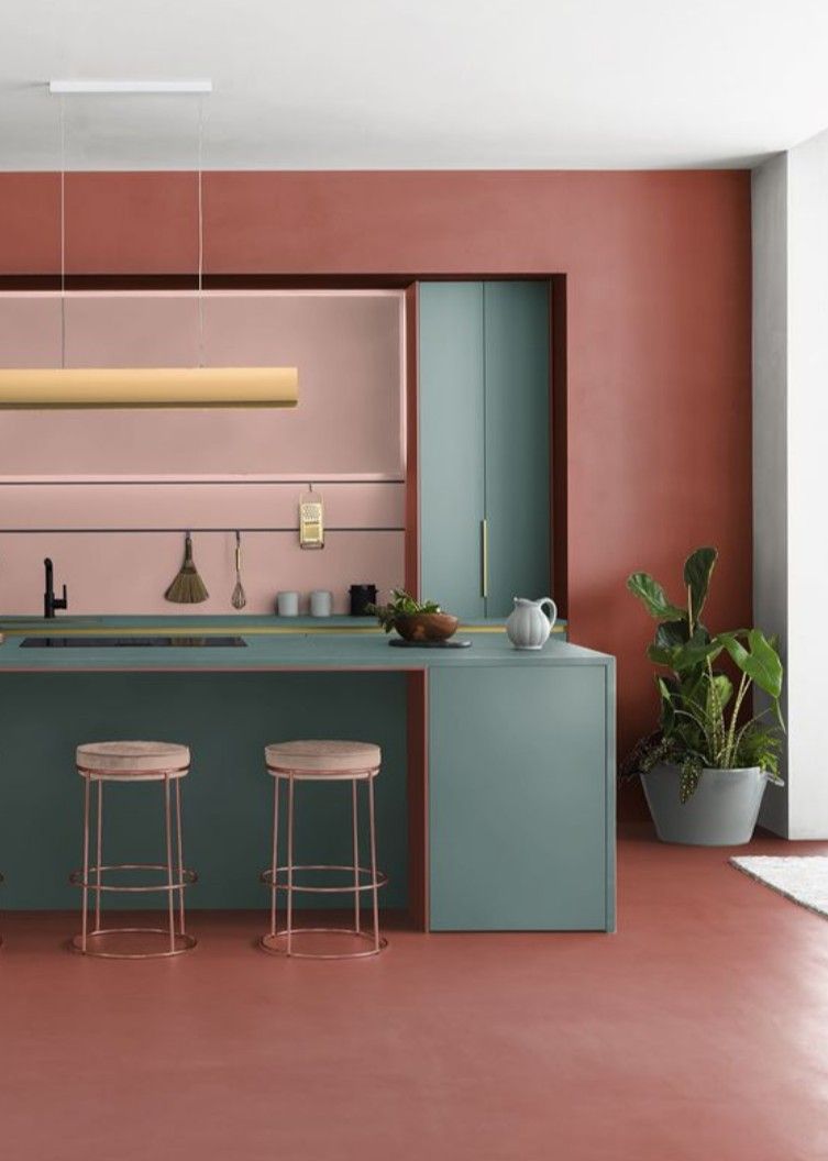 projeto cores vibrantes mesclando o teal com terracota em uma cozinha