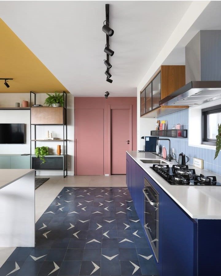 sala e cozinha multicores equilibrando azul verde amarelo e rosa 
