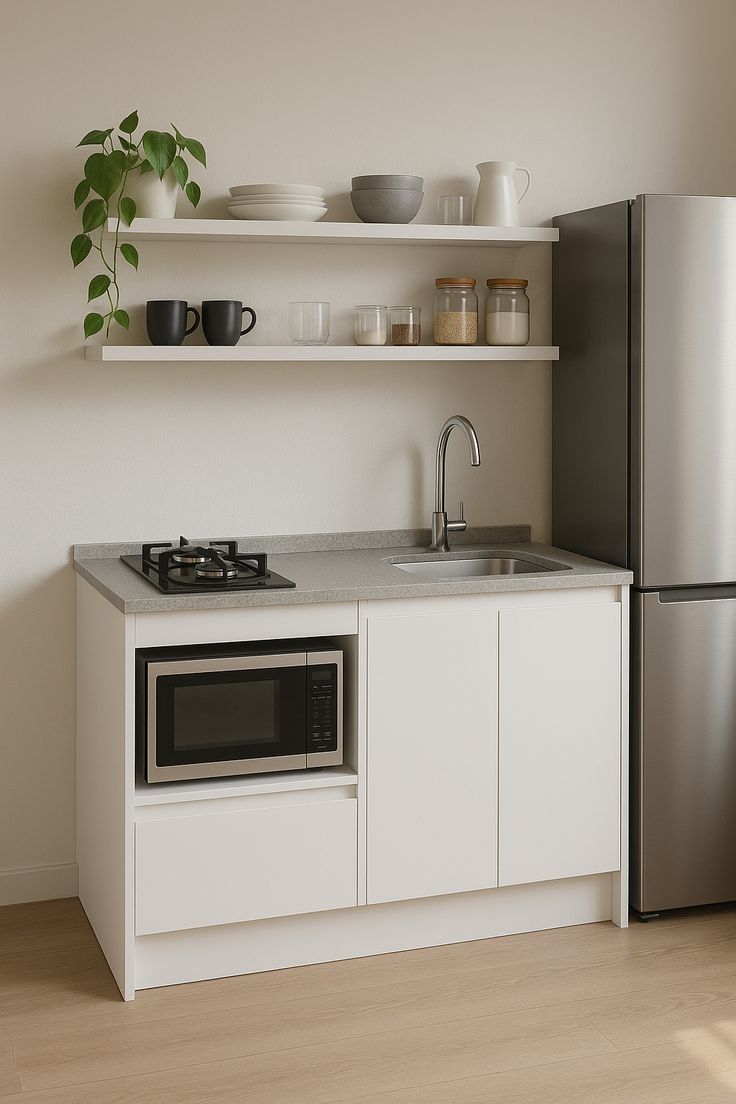 Solução cozinha mini simples com microondas no gabinete inferior